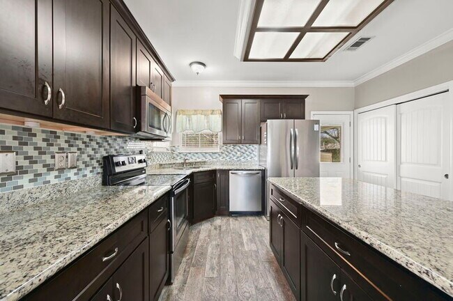 Building Photo - 2201 Hunters Trl Dr