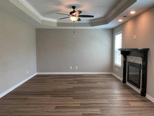 Building Photo - Available for Purchase or Rent!