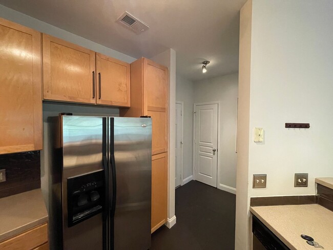 Building Photo - Upscale Condo In Park West