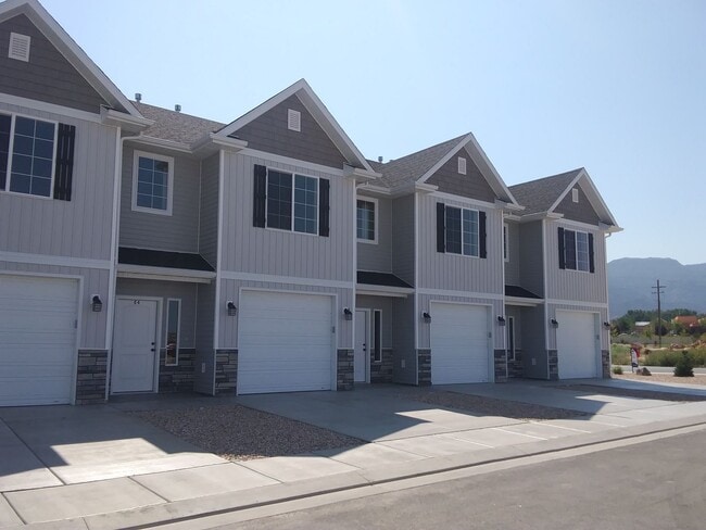 Building Photo - Newer town home living in the heart of Cedar City!
