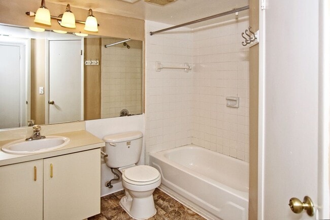 Building Photo - Nice 1 bed/ 1 bath second-floor condo at Lakewood Park Condominium