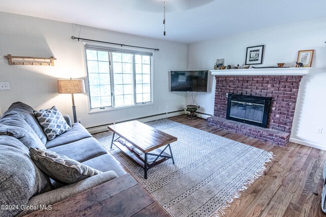 Building Photo - 297 W Circular St