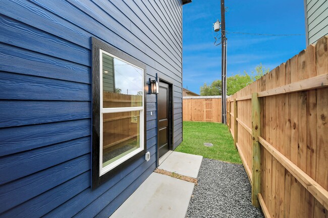 Building Photo - 3810 Hiford Dr
