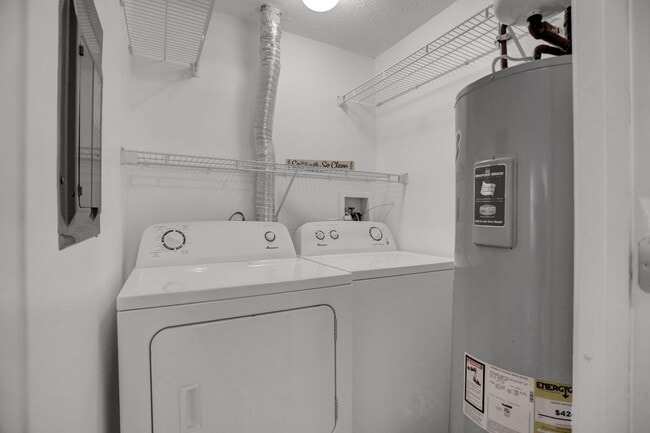 Building Photo - Large 2 Bedroom 2 Bath Ground Floor Condo - ZERO STEPS!