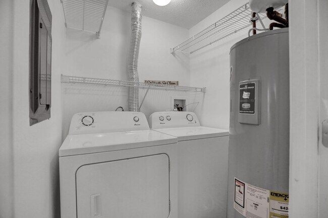 Building Photo - Large 2 Bedroom 2 Bath Ground Floor Condo ...