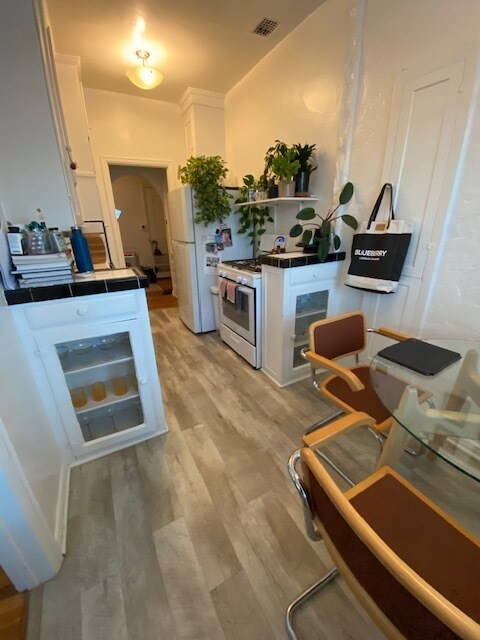 Kitchen - 464 N Spaulding Ave