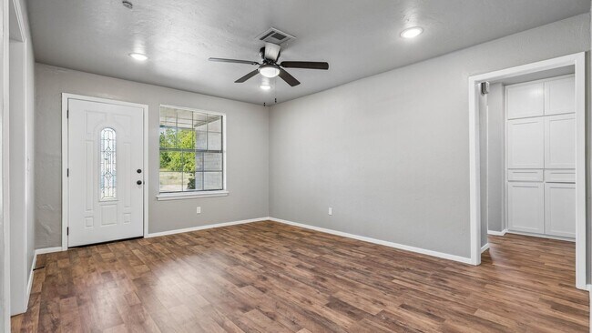 Building Photo - Charming 3 Bedroom Home +BONUS Room with Spacious Backyard