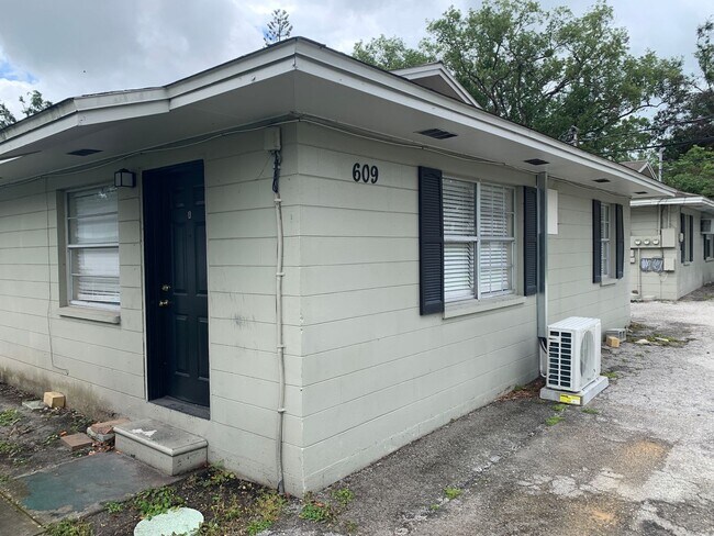 Building Photo - 609 N Stella Ave