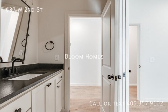 Building Photo - 637 W 2nd St