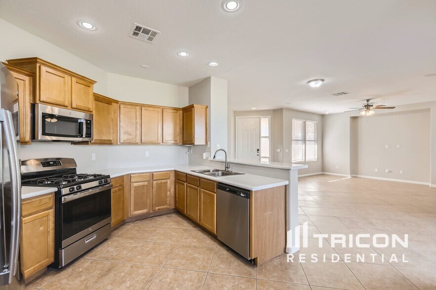 Building Photo - 13574 W Cypress St