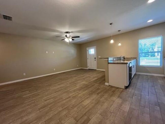 Building Photo - 3 Bed 2 Bath