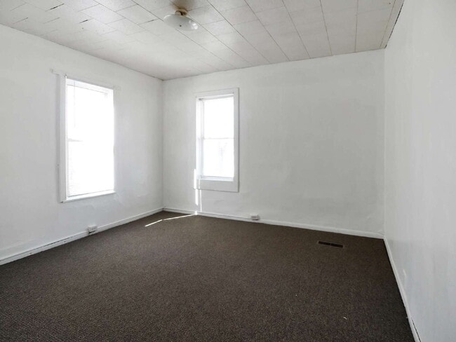 Building Photo - Section 8 approved! - 3 Bed Lower Level Duplex Available Now