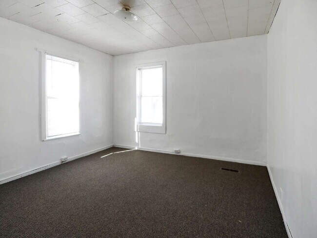 Building Photo - Section 8 Approved 1+ Bedroom Upper Level Duplex