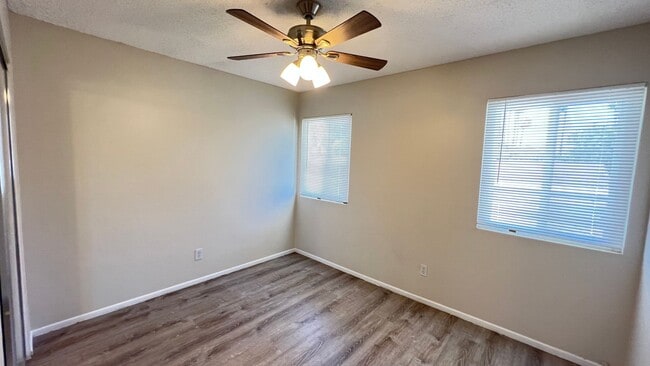 Building Photo - Lovely 3 Bed 2.5 Bath Townhome with 2 Car ...