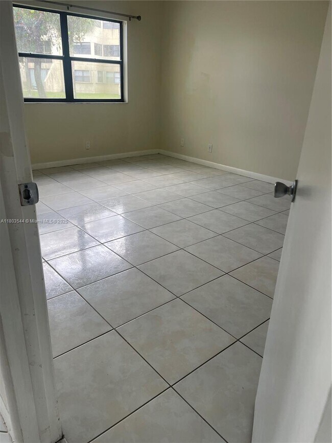Building Photo - 210 Lakeview Dr