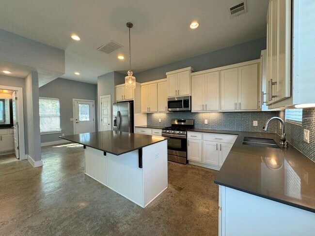 Building Photo - 6201 Felix Ave