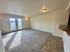 Building Photo - 3 bed/ 3.5 Bath Townhome in Cheney