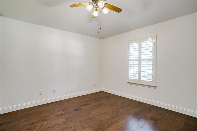 Building Photo - 704 Red Oak Ct