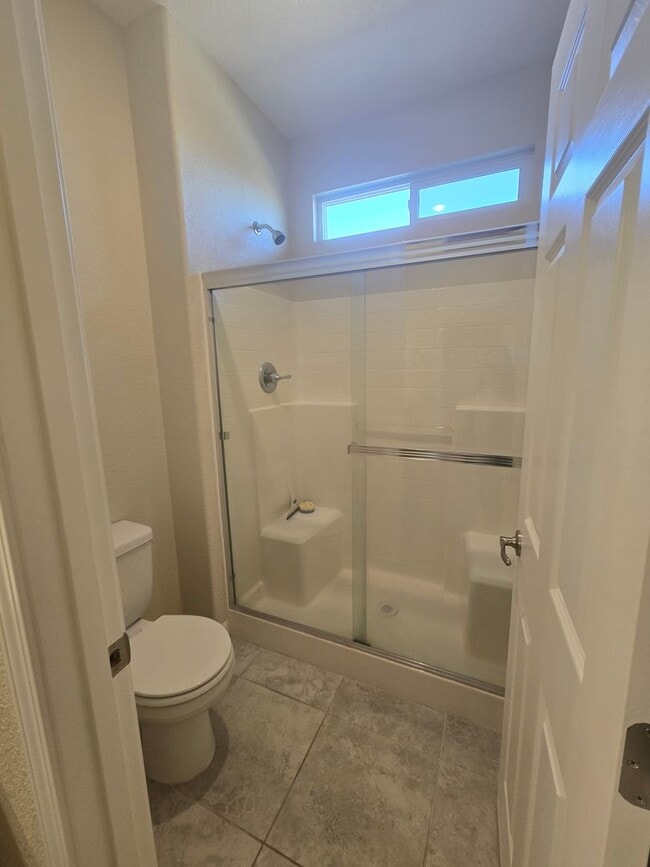 Building Photo - 3 Br 2 Bath Available 12/1