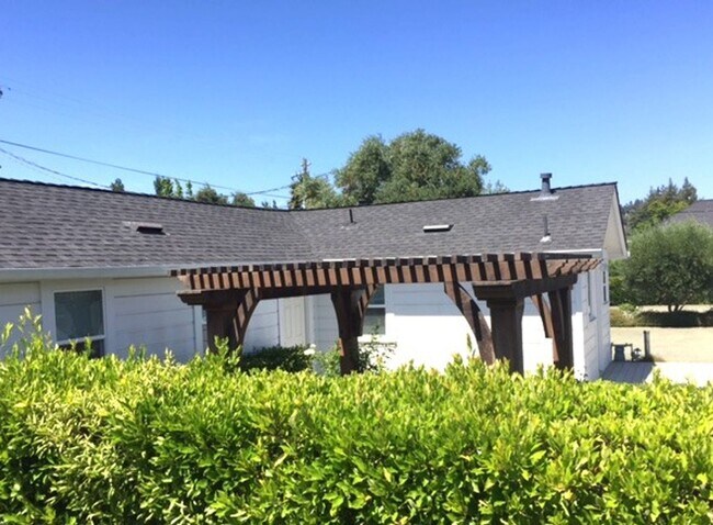 Building Photo - 871 Dowdell Ln