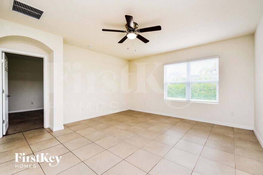 Building Photo - 4406 SW 9th Ave