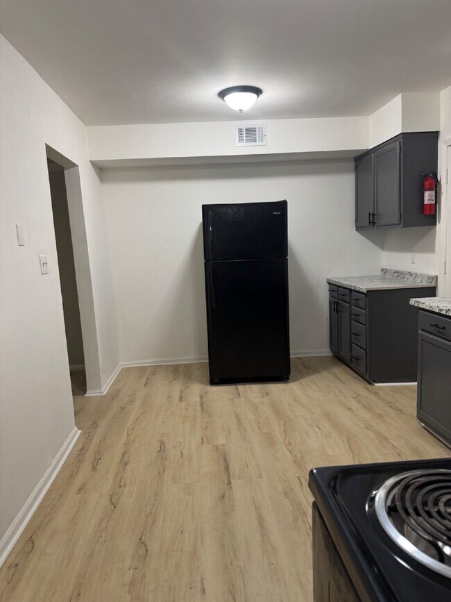 Building Photo - Renovated 3-Bedroom Ground-Floor Apartment