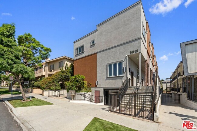 Building Photo - 5019 W Maplewood Ave