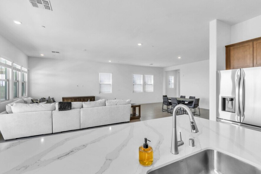 Building Photo - 528 Parkwind Ln