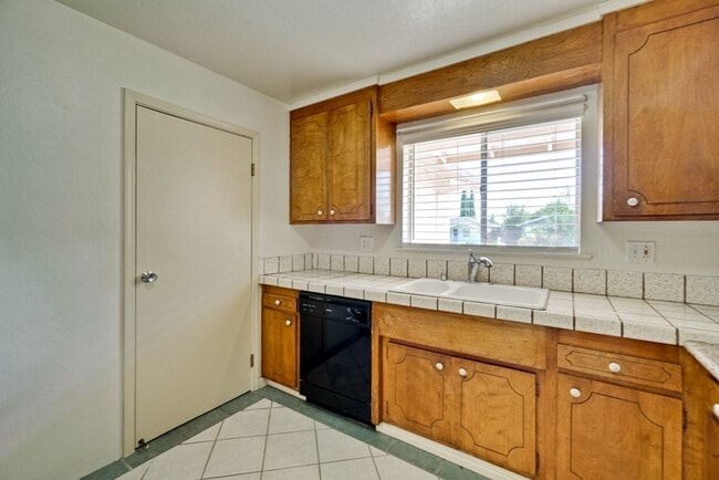 Building Photo - 1109 White Cliff Dr