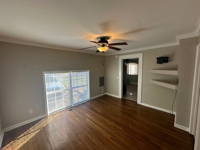 Building Photo - FOR LEASE - 3 bed, 2 bath, 1400 sqft single-family home