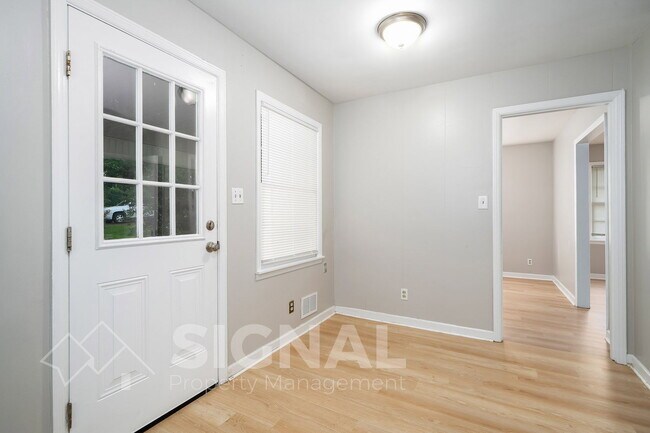 Building Photo - 112 19th Ave NW
