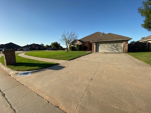 Building Photo - 715 E Elder Ln