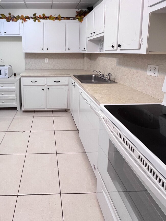 Building Photo - 2850 N Palm Aire Dr