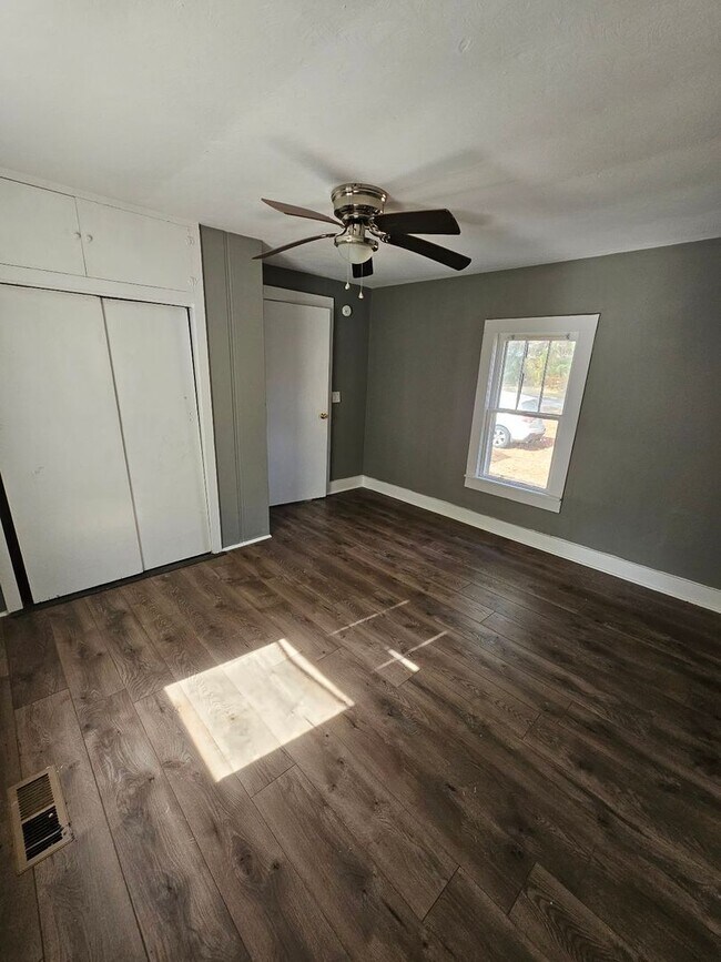 Building Photo - 3 Bed 1 Bath - Florence, AL (Near Cloverdale)