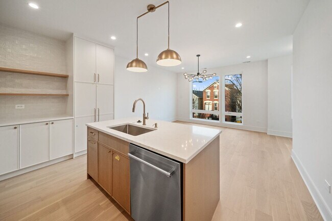 Building Photo - 1635 W 21st Pl