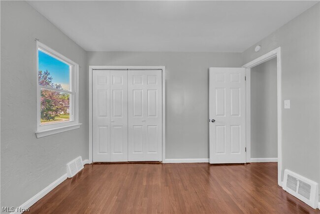 Building Photo - 5535 Oakwood Ave