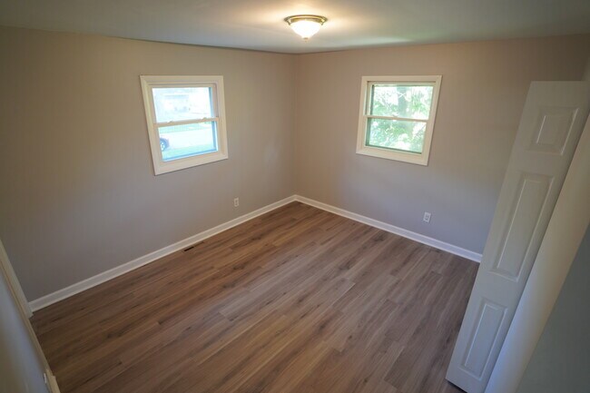 Building Photo - 1501 N Freund Ave