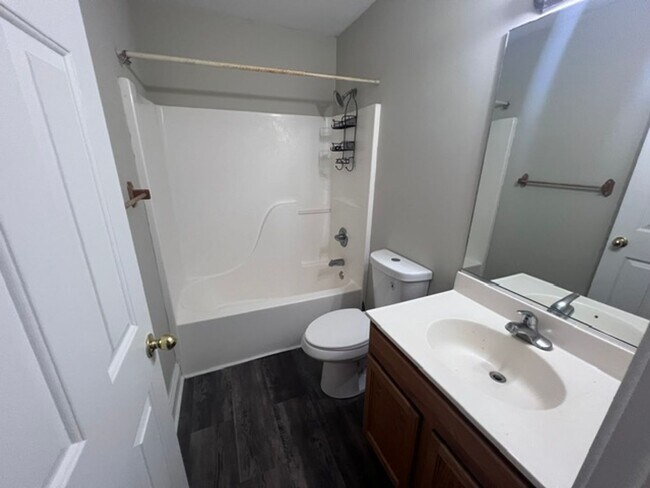 Building Photo - Oak Ridge 37830 - 2 bedroom, 2 bath townho...