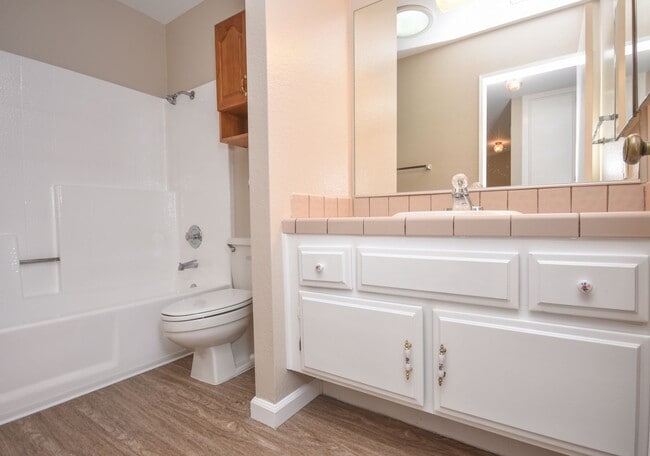 Building Photo - Lovely Single Level Home 4BR/2BTH Located ...