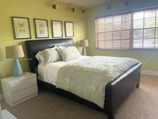 Building Photo - 555 Oaks Ln