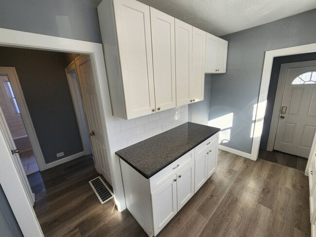 Building Photo - Charming 5-Bedroom Property in Prime Location