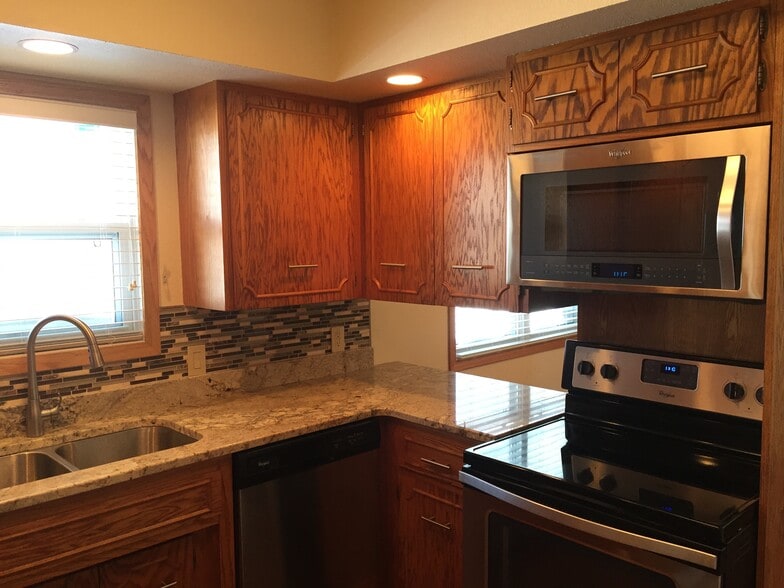 Kitchen - 521 6th Avenue Northeast