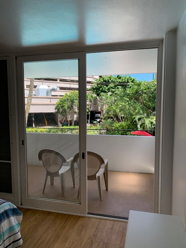 Building Photo - Fully Furnished. Updated. Waikiki (No parking)