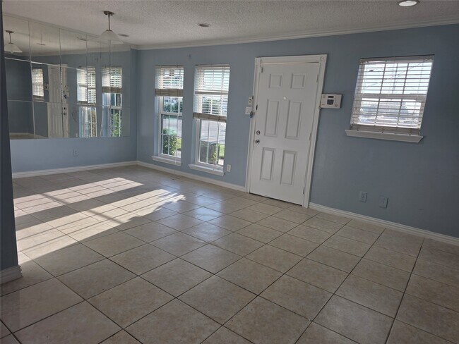 Building Photo - 1016 E Tri Oaks Ln