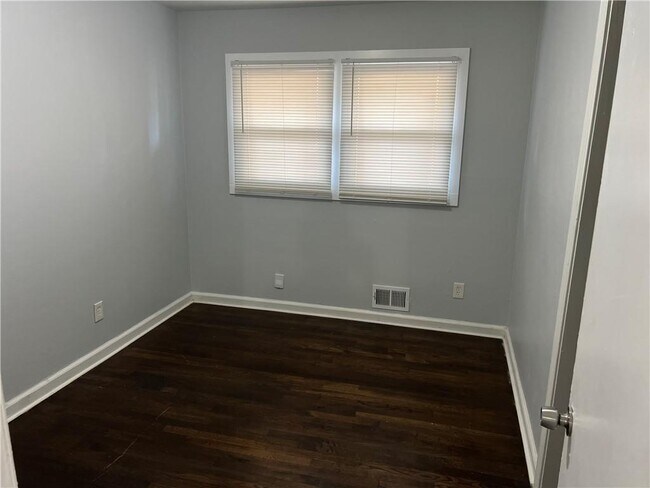 Building Photo - 2450 Crestview Ave