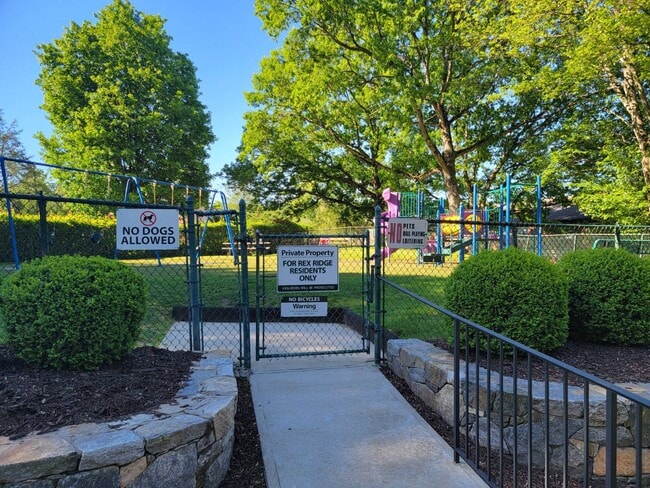 Building Photo - 15 Fieldstone Dr