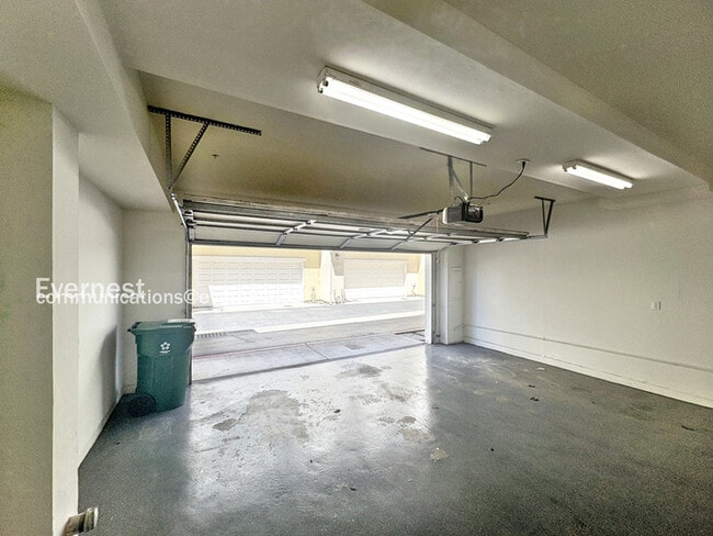 Building Photo - 650 Summer Ln