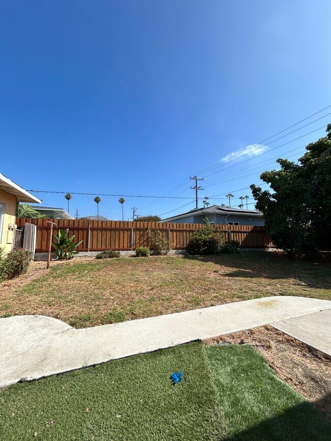 Building Photo - 82-86 College Dr