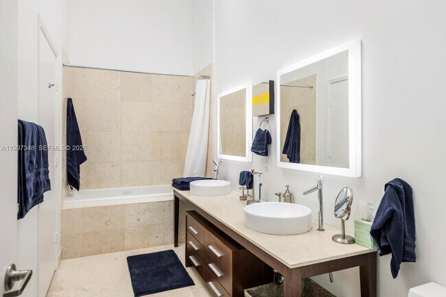 Building Photo - 475 Brickell Ave