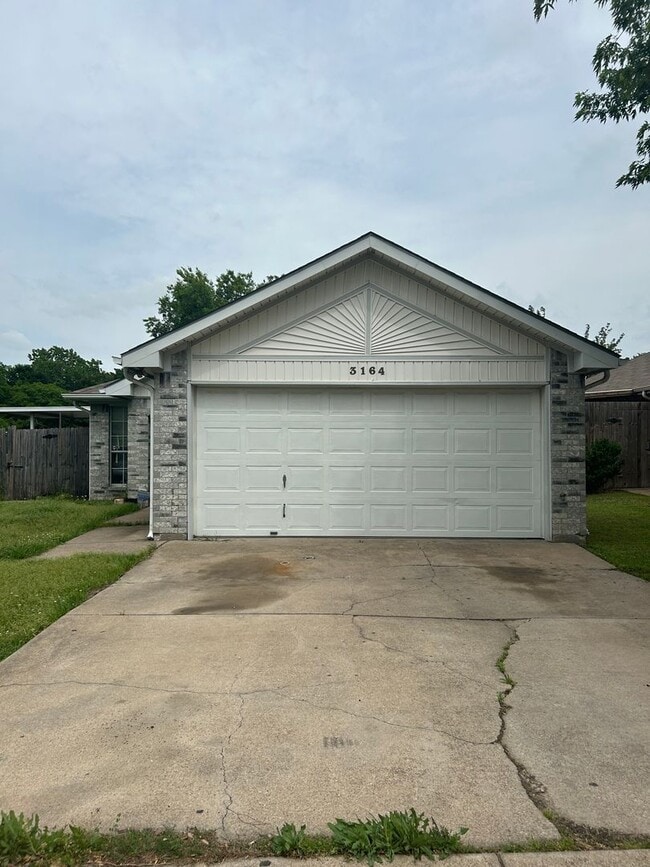 Building Photo - Ready to Move in... Do not miss this house...